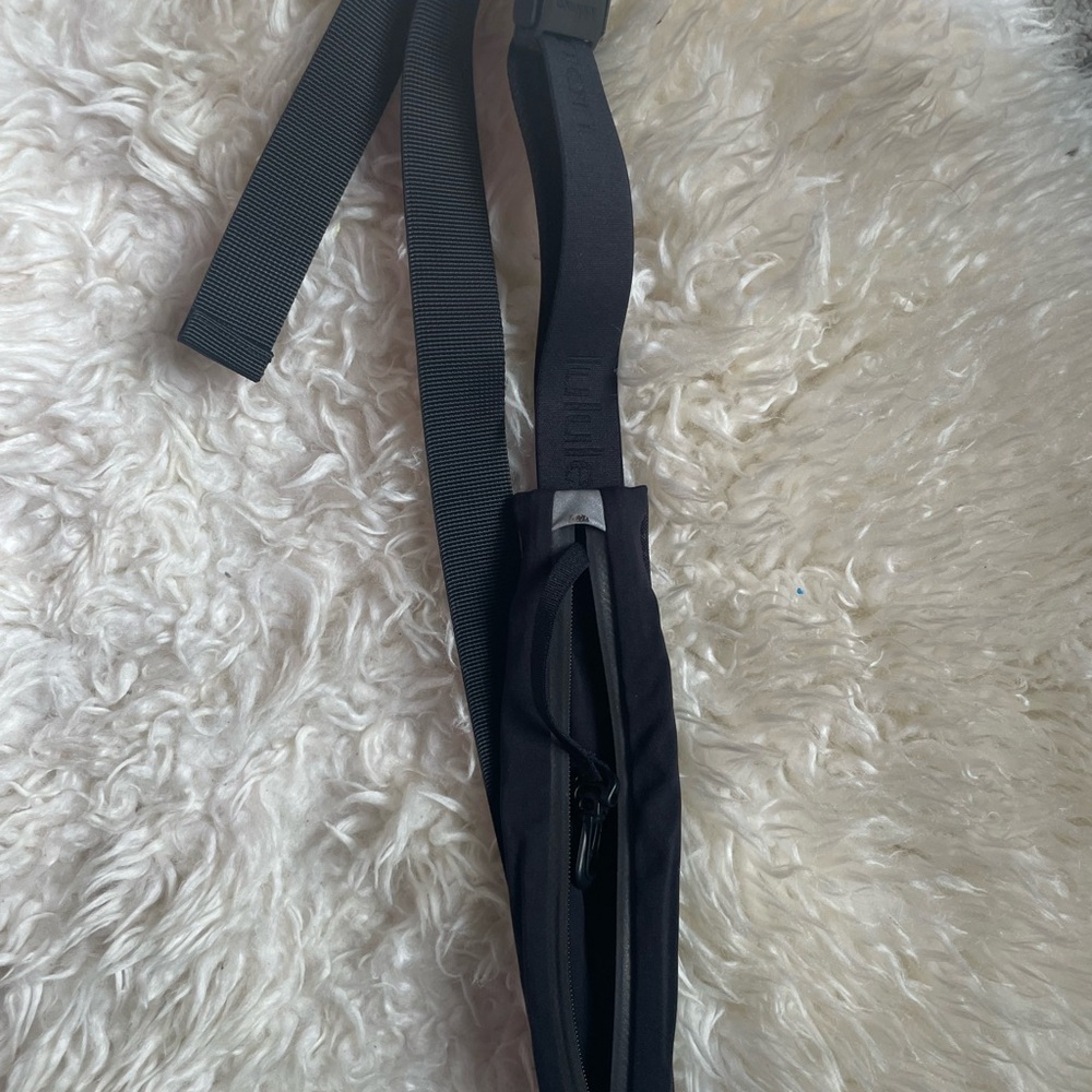 Lululemon running belt bag black 🖤 EUC - Picture 2 of 3